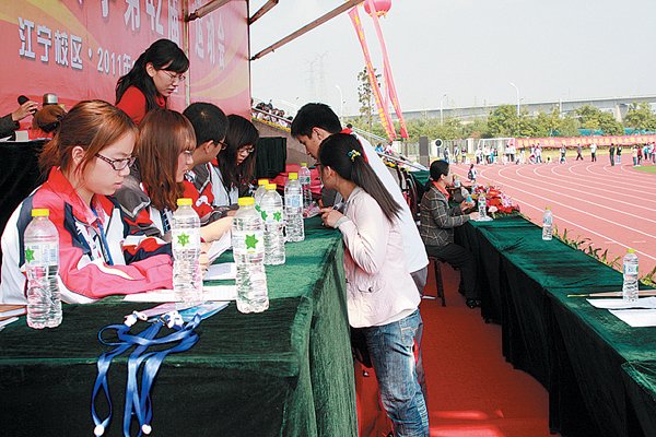 说明: http://njmunews.cuepa.cn/newspic/528701/s_0ca588bbe25ee38ce3acf03837ea4683238465.jpg